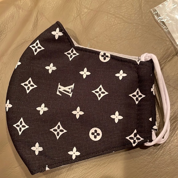 Brand new mask. - Picture 1 of 3